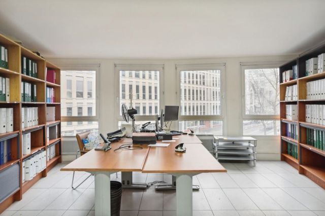 Bureaux à vendre MONTREUIL 182 m² - Photo 1
