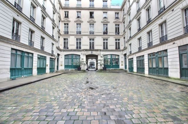 Bureaux à vendre PARIS 10 323 m² - Photo 1