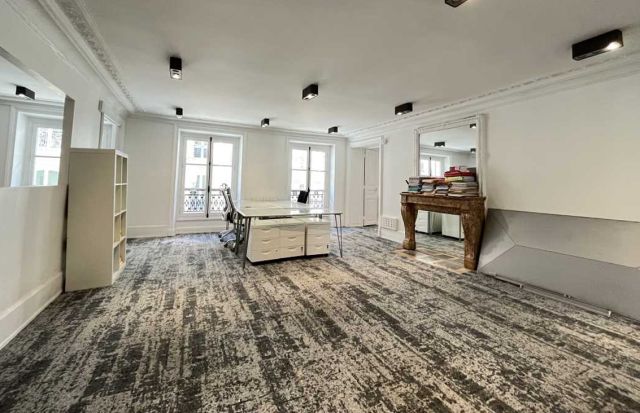 Bureaux à vendre PARIS 08 143 m² - Photo 1