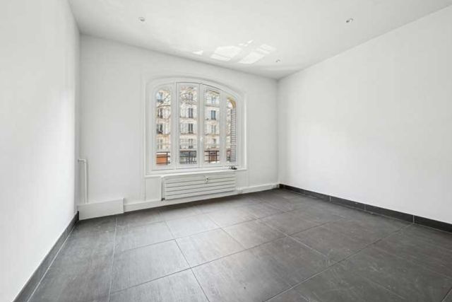 Bureaux à vendre PARIS 07 101 m² - Photo 1